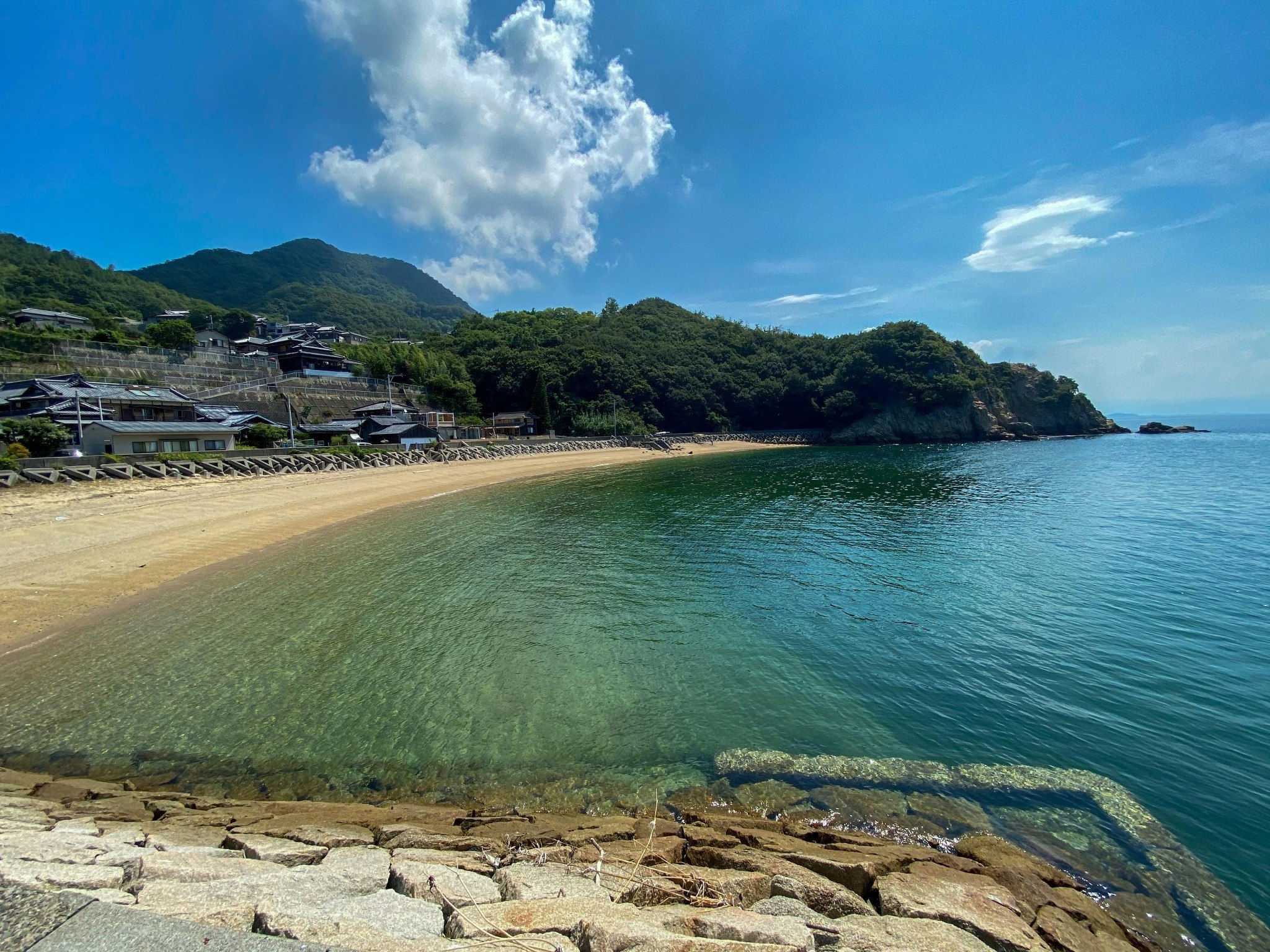 《一棟貸し素泊まり》瀬戸内海のプライベートビーチまで徒歩30秒!最大6名、Wi-Fi完備
